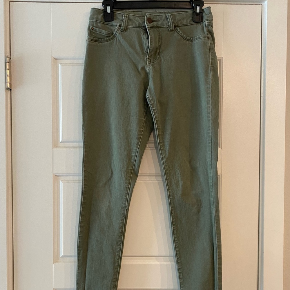 Super Stretchy, High-Rise Army Green Skinny Jeans - sz. 7